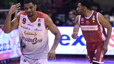 White stende Varese, Sassari non si ferma più