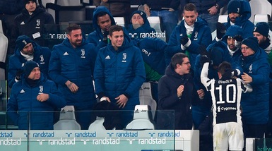 Dybala, corsa matta verso la panchina per abbracciare Matuidi e Benatia