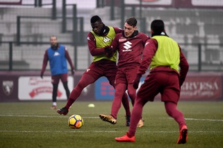 Il Torino si allena al Filadelfia: sorrisi e concentrazione