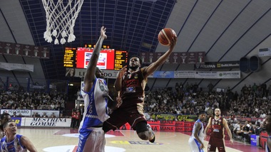 Haynes gela Sassari, Venezia torna a vincere