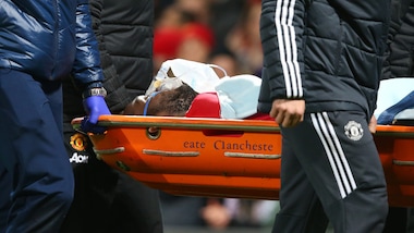 United, che paura per Lukaku: esce in barella per un colpo alla testa