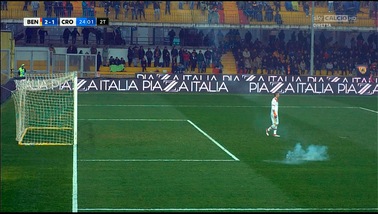 Serie A Benevento, petardo in campo: ecco il primo Daspo