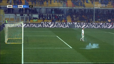 Serie A Benevento, petardo in campo: ecco il primo Daspo