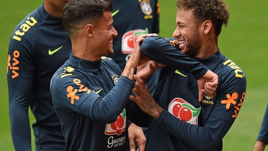 Brasile, Neymar scherza con Coutinho a Liverpool