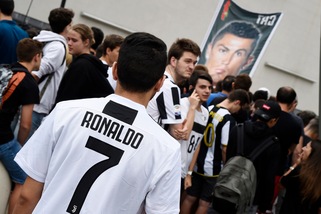 Chievo-Juventus, invasione di maglie numero 7