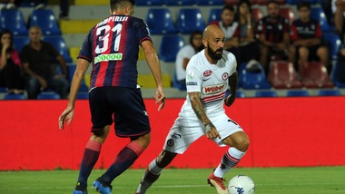 Serie B Crotone, Sampirisi: «Lavorare a testa bassa, servono punti»