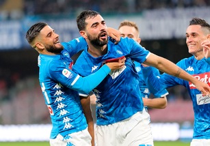 Serie A: il Napoli stende la Spal con Albiol, la Fiorentina beffa il Milan con Chiesa