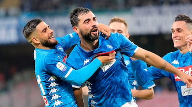 Serie A: il Napoli stende la Spal con Albiol, la Fiorentina beffa il Milan con Chiesa