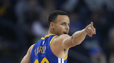 NBA, i Warriors superano i Clippers 129-127: show di Curry, non basta super Gallinari