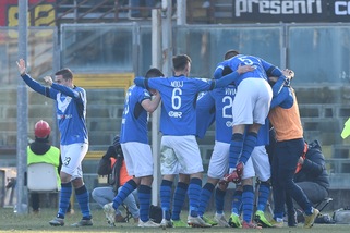 Serie B Carpi-Livorno 1-4: Breda, primo sorriso esterno. Brescia-Cremonese 3-2