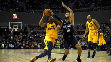 NBA, super Mitchell guida Utah contro Milwaukee. Crollano i Lakers a Phoenix