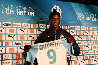 Marsiglia, Balotelli irride il Manchester United e fa arrabbiare i tifosi