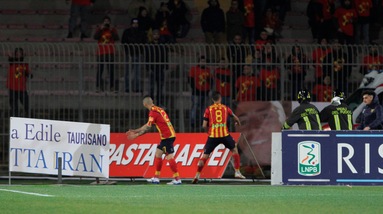 Lecce-Ascoli, i giocatori spostano i cartelloni per far entrare l'ambulanza