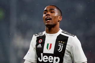 Sun: «Douglas Costa, la Juventus ha detto no a 60 milioni del Manchester United»