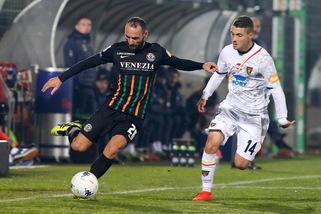 Serie B, succede tutto in 1': Venezia-Lecce 1-1