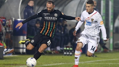Serie B, succede tutto in 1': Venezia-Lecce 1-1