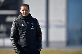 Juve, allenamento personalizzato per Douglas Costa e Rugani