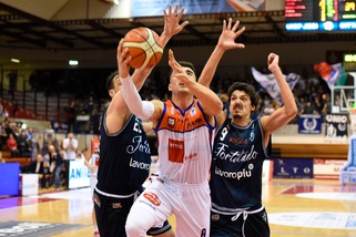 Basket, A2: Jesi conta sul fattore campo per mordere i Roseto Sharks