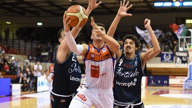 Basket, A2: Jesi conta sul fattore campo per mordere i Roseto Sharks