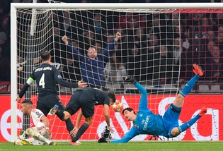 Champions League, l'Ajax incanta ma vince il Real Madrid. Tris Tottenham, a segno Llorente