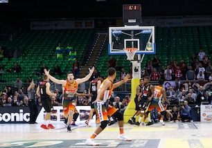 Basket, Final Eight: Sassari rimonta dal -20 contro Venezia. In semifinale affronterà Brindisi