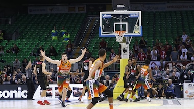Basket, Final Eight: Sassari rimonta dal -20 contro Venezia. In semifinale affronterà Brindisi