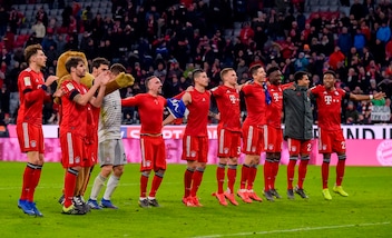 Bundesliga, il Bayern Monaco rimonta e batte l'Augsburg con Coman e Alaba