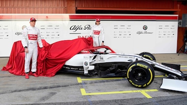 F1, svelata in pista la livrea dell'Alfa Romeo Racing
