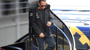 F1 Mercedes, Hamilton: «Ferrari in forma, noi stiamo studiando»