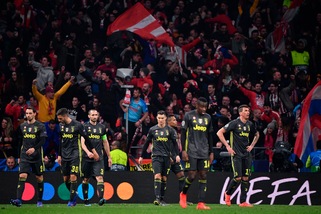 Juventus, che batosta a Madrid: l'Atletico vince 2-0. Mandzukic manda in gol Gimenez e il futuro interista Godin