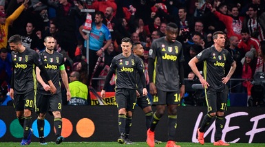 Juventus, che batosta a Madrid: l'Atletico vince 2-0. Mandzukic manda in gol Gimenez e il futuro interista Godin