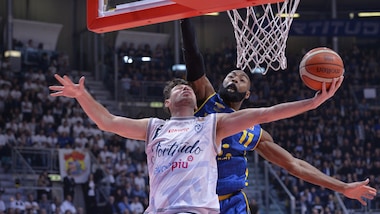 Basket Serie A2, Montegranaro espugna Bologna con un finale thriller