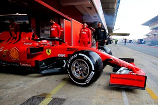 F1 test Barcellona: Sainz in vetta, Ferrari bloccata