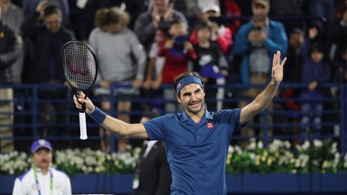 Federer immenso, centesimo titolo in carriera all'Atp di Dubai. Tsitsipas sconfitto in finale