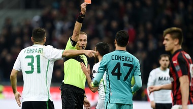 Il Milan vola, Sassuolo ko: papera ed espulsione per Consigli