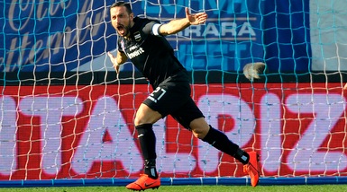 Quagliarella come Cristiano Ronaldo, la Samp vola. Pari Genoa, Bologna ko