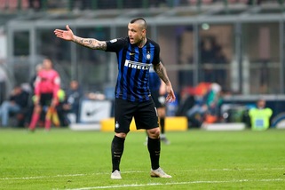 Inter, Nainggolan salta l'Eintracht: distrazione al gemello mediale