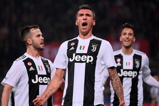 Juve, Mandzukic verso il rinnovo. Douglas Costa rischia