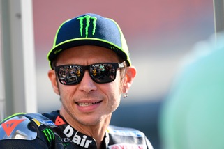 Valentino Rossi al Mugello con un casco speciale