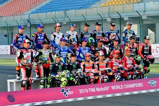 Riparte la MotoGp: lo scatto di gruppo dà il via alla nuova stagione