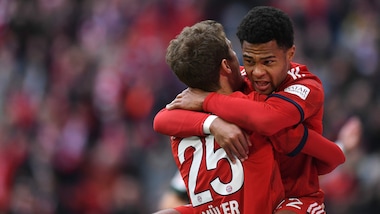 Bundesliga, 6-0 del Bayern al Wolfsburg. Il Borussia piega a fatica lo Stoccarda