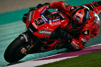 MotoGp Qatar: Petrucci il migliore nel warm up, in risalita Rossi
