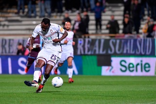 Serie B, la doppietta di Simy fa respirare il Crotone: 2-0 esterno alla Salernitana