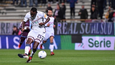 Serie B, la doppietta di Simy fa respirare il Crotone: 2-0 esterno alla Salernitana