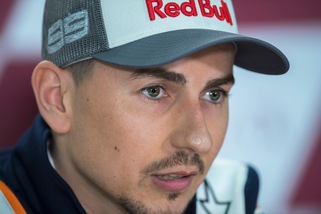 MotoGp, Lorenzo ko: costola incrinata