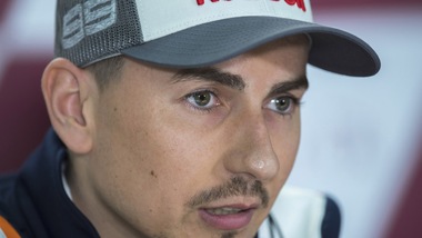 MotoGp, Lorenzo ko: costola incrinata