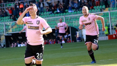 Serie B, il Palermo batte il Carpi e si porta a -1 dal Brescia. Pari tra Venezia e Cremonese