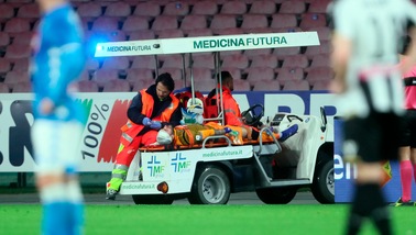 Napoli, colpo alla testa per Ospina: portato in ospedale
