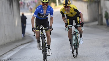 Ciclismo, che finale alla Tirreno-Adriatico! Primoz Roglic trionfa per 1'' davanti a Yates
