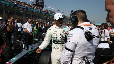 F1 Mercedes, Hamilton si dà allo sky diving